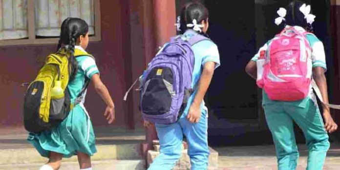 മണിപ്പൂരിൽ സ്കൂളുകൾ വീണ്ടും തുറന്നു മണിപ്പൂരിൽ സ്കൂളുകൾ വീണ്ടും തുറന്നു