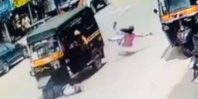 റോഡിലേക്ക് ഇറങ്ങിയോടിയ മൂന്നു വയസ്സുകാരിയെ ഓട്ടോ ഇടിച്ചു റോഡിലേക്ക് ഇറങ്ങിയോടിയ മൂന്നു വയസ്സുകാരിയെ ഓട്ടോ ഇടിച്ചു