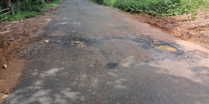 ഒരു മാസം മുൻപ് ടാറിങ് നടത്തിയ വൃന്ദാവനം – മുക്കുഴി റോഡ് തകർന്നു തുടങ്ങി ഒരു മാസം മുൻപ് ടാറിങ് നടത്തിയ വൃന്ദാവനം – മുക്കുഴി റോഡ് തകർന്നു തുടങ്ങി