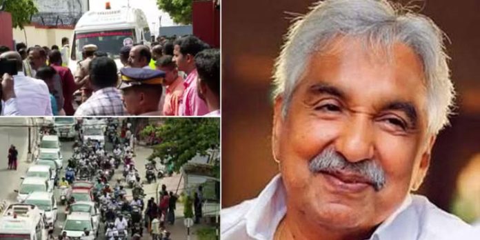 ഉമ്മൻചാണ്ടിയെ അവസാനമായി ഒരുനോക്കുകാണാൻ തലസ്ഥാന ജനത പുതുപ്പള്ളി ഹൗസിലേക്ക് ഉമ്മൻചാണ്ടിയെ അവസാനമായി ഒരുനോക്കുകാണാൻ തലസ്ഥാന ജനത പുതുപ്പള്ളി ഹൗസിലേക്ക്