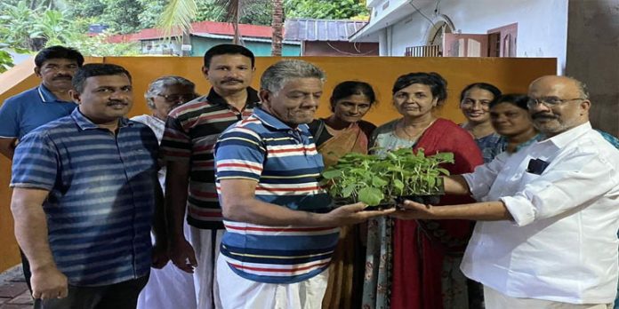 പച്ചക്കറി തൈകള് വിതരണം ചെയ്തു പച്ചക്കറി തൈകള് വിതരണം ചെയ്തു