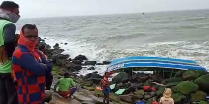 മുതലപ്പൊഴിയിലെ അപകടം; മന്ത്രിമാരെ തടഞ്ഞ് നാട്ടുകാർ മുതലപ്പൊഴിയിലെ അപകടം; മന്ത്രിമാരെ തടഞ്ഞ് നാട്ടുകാർ