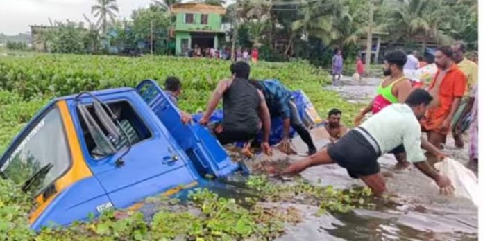 പത്തനംതിട്ടയിൽ ദുരിതാശ്വാസ ക്യാമ്പിലേക്ക് സാധനങ്ങളുമായി പോയ ലോറി വെള്ളക്കെട്ടിലേക്ക് മറിഞ്ഞ് അപകടം പത്തനംതിട്ടയിൽ ദുരിതാശ്വാസ ക്യാമ്പിലേക്ക് സാധനങ്ങളുമായി പോയ ലോറി വെള്ളക്കെട്ടിലേക്ക് മറിഞ്ഞ് അപകടം