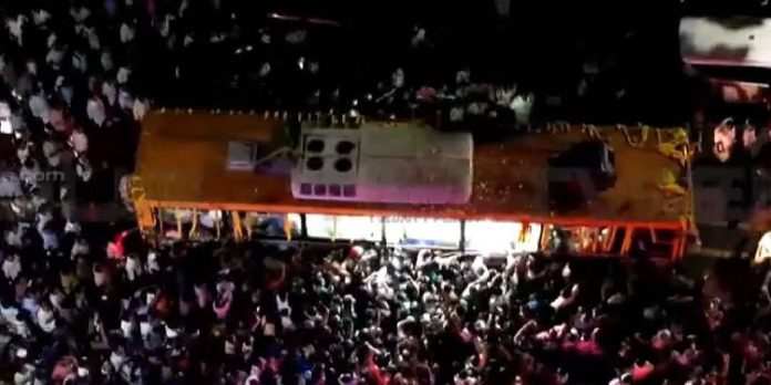 വിലാപയാത്ര അടൂരെത്തി ; വഴിയോരം ജനനിബിഡം വിലാപയാത്ര അടൂരെത്തി ; വഴിയോരം ജനനിബിഡം