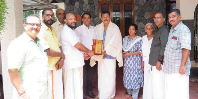 മൊമന്റോയും പൊന്നാടയും നൽകി ആദരിച്ചു മൊമന്റോയും പൊന്നാടയും നൽകി ആദരിച്ചു