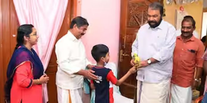 ശസ്ത്രക്രിയയ്ക്ക് മുമ്പ് കുട്ടിയുടെ ആഗ്രഹം മന്ത്രി വി.ശിവൻകുട്ടി നേരിട്ടെത്തി സഫലീകരിച്ചു ശസ്ത്രക്രിയയ്ക്ക് മുമ്പ് കുട്ടിയുടെ ആഗ്രഹം മന്ത്രി വി.ശിവൻകുട്ടി നേരിട്ടെത്തി സഫലീകരിച്ചു