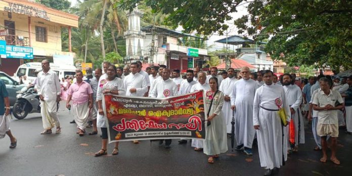 നീരേറ്റുപുറത്ത് നടന്ന മണിപ്പൂര് പ്രതിഷേധ റാലിയില് ആയിരങ്ങള് അണിനിരന്നു നീരേറ്റുപുറത്ത് നടന്ന മണിപ്പൂര് പ്രതിഷേധ റാലിയില് ആയിരങ്ങള് അണിനിരന്നു