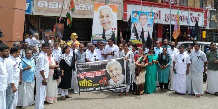 ഉമ്മന്ചാണ്ടിയുടെ ദേഹവിയോഗത്തില് എടത്വ മണ്ഡലം കോണ്ഗ്രസ് കമ്മിറ്റി അനുശോചന സമ്മേളനം നടത്തി ഉമ്മന്ചാണ്ടിയുടെ ദേഹവിയോഗത്തില് എടത്വ മണ്ഡലം കോണ്ഗ്രസ് കമ്മിറ്റി അനുശോചന സമ്മേളനം നടത്തി