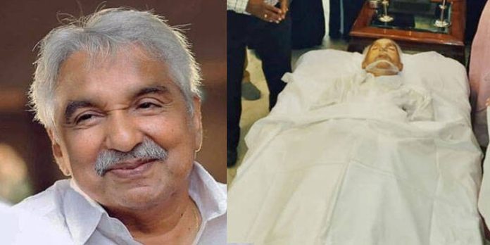 ഉമ്മൻ ചാണ്ടിയുടെ ഭൗതികശരീരം തിരുവനന്തപുരത്തെത്തിച്ചു ; അന്ത്യാഞ്ജലി അര്പ്പിക്കാന് ജനസാഗരം ഉമ്മൻ ചാണ്ടിയുടെ ഭൗതികശരീരം തിരുവനന്തപുരത്തെത്തിച്ചു ; അന്ത്യാഞ്ജലി അര്പ്പിക്കാന് ജനസാഗരം