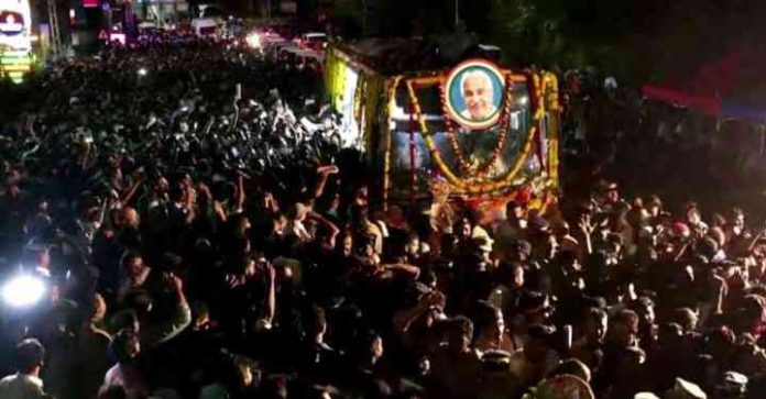 ഒരുനോക്കുകാണാന് കാത്തുനിന്ന് ജനം ; വിലാപയാത്ര കോട്ടയം ജില്ലയില് ഒരുനോക്കുകാണാന് കാത്തുനിന്ന് ജനം ; വിലാപയാത്ര കോട്ടയം ജില്ലയില്