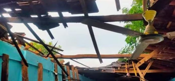 മഴയത്ത് സ്കൂളിന്റെ മേൽക്കൂര തകർന്നു ; അധ്യാപികയ്ക്കും വിദ്യാർത്ഥിക്കും പരിക്ക് മഴയത്ത് സ്കൂളിന്റെ മേൽക്കൂര തകർന്നു ; അധ്യാപികയ്ക്കും വിദ്യാർത്ഥിക്കും പരിക്ക്