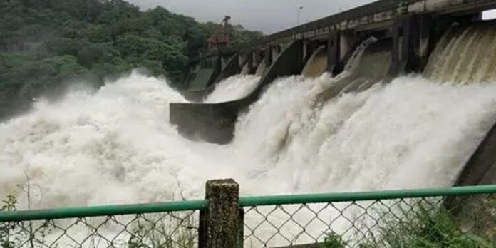 കനത്ത മഴ ; പെരിങ്ങല്ക്കുത്ത് ഡാമിന്റെ ഏഴു ഷട്ടറുകളും തുറന്നു കനത്ത മഴ ; പെരിങ്ങല്ക്കുത്ത് ഡാമിന്റെ ഏഴു ഷട്ടറുകളും തുറന്നു