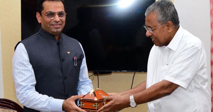ഒമാനിലെ ഇന്ത്യൻ അംബാസിഡറുമായി കൂടിക്കാഴ്ച്ച നടത്തി മുഖ്യമന്ത്രി ഒമാനിലെ ഇന്ത്യൻ അംബാസിഡറുമായി കൂടിക്കാഴ്ച്ച നടത്തി മുഖ്യമന്ത്രി