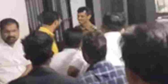 പോലീസ് സ്റ്റേഷനിൽ അതിക്രമിച്ചുകയറി ; കോൺഗ്രസ് എംഎൽഎമാർക്കെതിരെ കേസ് പോലീസ് സ്റ്റേഷനിൽ അതിക്രമിച്ചുകയറി ; കോൺഗ്രസ് എംഎൽഎമാർക്കെതിരെ കേസ്