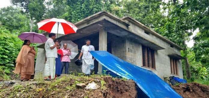 ലൈഫില് പണിതുകൊണ്ടിരിക്കുന്ന വീടുകള് അപകടാവസ്ഥയിലായ പ്രശ്നം മന്ത്രിമാരുടെ ശ്രദ്ധയില്പെടുത്തും – അഡ്വ പ്രമോദ് നാരായണ് എംഎല്എ ലൈഫില് പണിതുകൊണ്ടിരിക്കുന്ന വീടുകള് അപകടാവസ്ഥയിലായ പ്രശ്നം മന്ത്രിമാരുടെ ശ്രദ്ധയില്പെടുത്തും – അഡ്വ പ്രമോദ് നാരായണ് എംഎല്എ