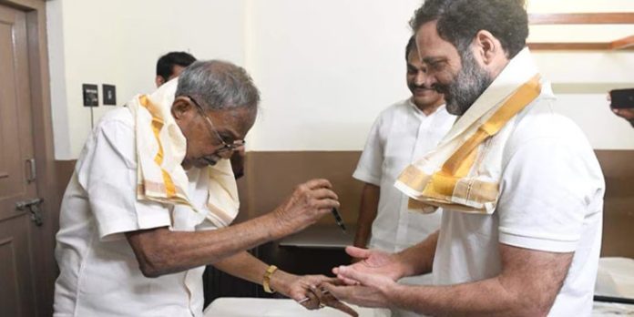 എം ടിയെ സന്ദർശിച്ച് രാഹുൽ ഗാന്ധി ; ‘അദ്ദേഹം സമ്മാനിച്ച പേന നിധി പോലെ കാത്തുസൂക്ഷിക്കും’ എം ടിയെ സന്ദർശിച്ച് രാഹുൽ ഗാന്ധി ; ‘അദ്ദേഹം സമ്മാനിച്ച പേന നിധി പോലെ കാത്തുസൂക്ഷിക്കും’