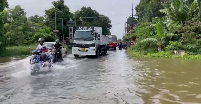 പെയ്തിറങ്ങിയ ദുരിതം; രണ്ടു മരണം; പൊരിങ്ങല്ക്കുത്ത് ഡാമില് റെഡ് അലര്ട്ട് പെയ്തിറങ്ങിയ ദുരിതം; രണ്ടു മരണം; പൊരിങ്ങല്ക്കുത്ത് ഡാമില് റെഡ് അലര്ട്ട്