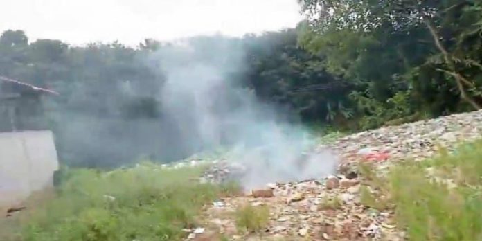 മാലിന്യം സംസ്കരിക്കുന്ന സ്ഥലത്ത് പ്ലാസ്റ്റിക് മാലിന്യങ്ങള് കൂട്ടിയിട്ട് കത്തിക്കുന്നത് പതിവാകുന്നു മാലിന്യം സംസ്കരിക്കുന്ന സ്ഥലത്ത് പ്ലാസ്റ്റിക് മാലിന്യങ്ങള് കൂട്ടിയിട്ട് കത്തിക്കുന്നത് പതിവാകുന്നു