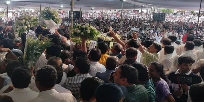 ജനഹൃദയങ്ങളിലൂടെ അന്ത്യയാത്ര ; തിരുനക്കരയിൽ നിന്ന് രണ്ടരയ്ക്ക് പുതുപ്പള്ളിയിലേക്ക്, സംസ്കാരം രാത്രി ഏഴരയോടെ ജനഹൃദയങ്ങളിലൂടെ അന്ത്യയാത്ര ; തിരുനക്കരയിൽ നിന്ന് രണ്ടരയ്ക്ക് പുതുപ്പള്ളിയിലേക്ക്, സംസ്കാരം രാത്രി ഏഴരയോടെ