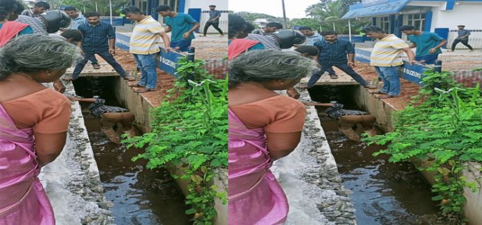 സംസ്ഥാനപാതയിലെ ഓടക്ക് മുകളില് സ്ലാബ് സ്ഥാപിക്കാത്തത് അപകടകെണിയാകുന്നു സംസ്ഥാനപാതയിലെ ഓടക്ക് മുകളില് സ്ലാബ് സ്ഥാപിക്കാത്തത് അപകടകെണിയാകുന്നു