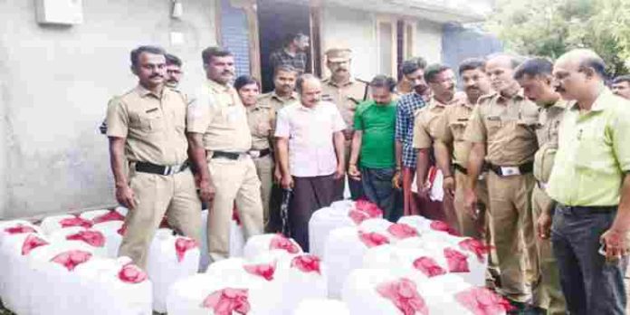 സ്വകാര്യ വ്യക്തിയുടെ വീട്ടിൽ സൂക്ഷിച്ച ആയിരം ലിറ്റർ സ്പിരിറ്റ് എക്സൈസ് പിടികൂടി സ്വകാര്യ വ്യക്തിയുടെ വീട്ടിൽ സൂക്ഷിച്ച ആയിരം ലിറ്റർ സ്പിരിറ്റ് എക്സൈസ് പിടികൂടി