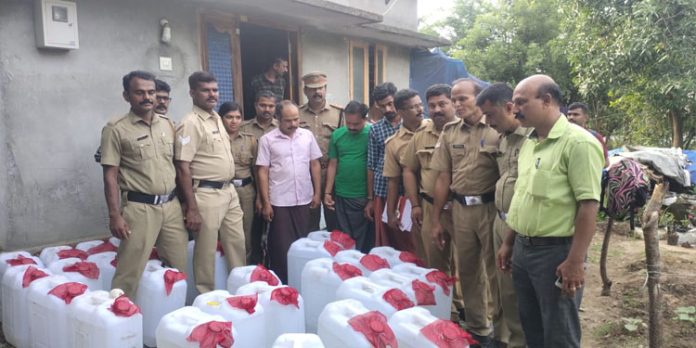 പാലക്കാട് വൻ സ്പിരിറ്റ് വേട്ട ; ആയിരം ലിറ്ററിലധികം സ്പിരിറ്റ് പിടിച്ചെടുത്തു പാലക്കാട് വൻ സ്പിരിറ്റ് വേട്ട ; ആയിരം ലിറ്ററിലധികം സ്പിരിറ്റ് പിടിച്ചെടുത്തു