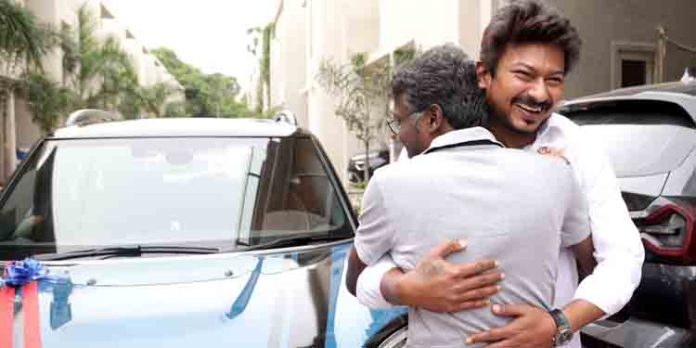 മാമന്നന്റെ മഹാവിജയത്തിന് പിന്നാലെ സംവിധായകന് മാരിസെല്വരാജിന് മിനി കൂപ്പര് സമ്മാനിച്ച് ഉദയ്നിധി സ്റ്റാലിന് മാമന്നന്റെ മഹാവിജയത്തിന് പിന്നാലെ സംവിധായകന് മാരിസെല്വരാജിന് മിനി കൂപ്പര് സമ്മാനിച്ച് ഉദയ്നിധി സ്റ്റാലിന്