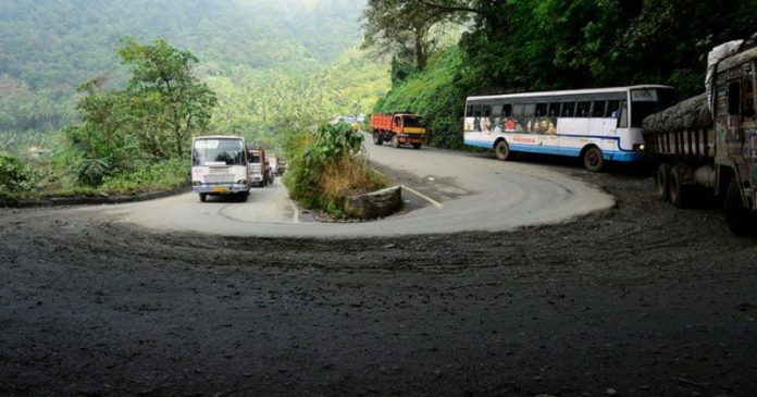 താമരശേരി ചുരത്തിൽ റോഡിന് കുറുകെ മരം മറിഞ്ഞുവീണു ; വാഹനഗതാഗതം തടസപ്പെട്ടു താമരശേരി ചുരത്തിൽ റോഡിന് കുറുകെ മരം മറിഞ്ഞുവീണു ; വാഹനഗതാഗതം തടസപ്പെട്ടു