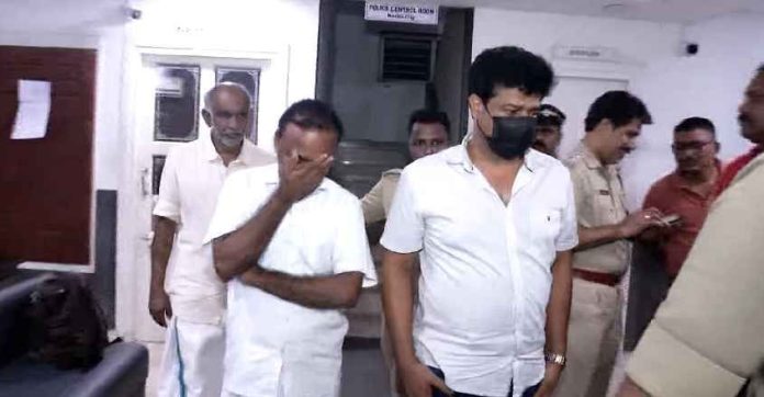 സര്ക്കാര് ജോലി നല്കാമെന്ന് മുന്മന്ത്രിയുടെ അസിസ്റ്റന്റ് പ്രൈവറ്റ് സെക്രട്ടറി ; മൂന്നുപേര് പിടിയില് സര്ക്കാര് ജോലി നല്കാമെന്ന് മുന്മന്ത്രിയുടെ അസിസ്റ്റന്റ് പ്രൈവറ്റ് സെക്രട്ടറി ; മൂന്നുപേര് പിടിയില്