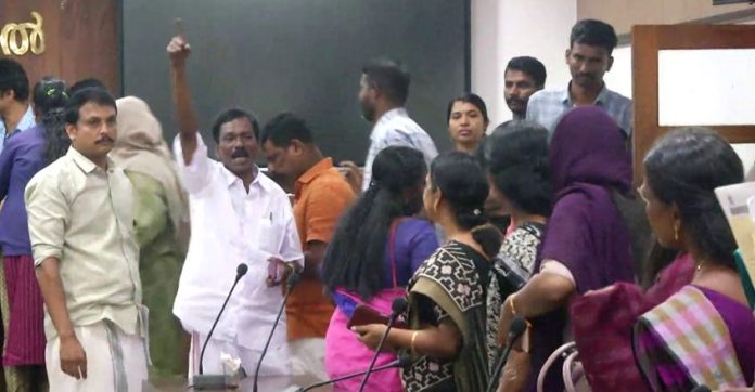 അവിശ്വാസം പാസായി ; തൃക്കാക്കരയില് വൈസ് ചെയര്മാന് പുറത്ത് അവിശ്വാസം പാസായി ; തൃക്കാക്കരയില് വൈസ് ചെയര്മാന് പുറത്ത്