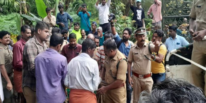 അതുമ്പുംകുളത്ത് കടുവാ പേടി ഒഴിഞ്ഞു ; ജഡം കാണാന് എത്തിയത് നൂറുകണക്കിനാളുകള് അതുമ്പുംകുളത്ത് കടുവാ പേടി ഒഴിഞ്ഞു ; ജഡം കാണാന് എത്തിയത് നൂറുകണക്കിനാളുകള്