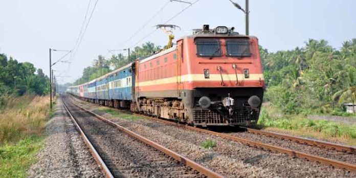 ട്രെയിനുകൾക്ക് നേരെ കല്ലെറിഞ്ഞ സംഭവം; 50 പേർ കസ്റ്റഡിയിൽ ട്രെയിനുകൾക്ക് നേരെ കല്ലെറിഞ്ഞ സംഭവം; 50 പേർ കസ്റ്റഡിയിൽ