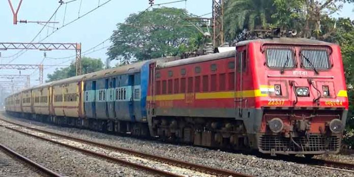 വടക്കാഞ്ചേരിയില് രണ്ടു ട്രെയിനുകള്ക്ക് നേരെ കല്ലേറ് ; ചില്ല് തകര്ന്നു വടക്കാഞ്ചേരിയില് രണ്ടു ട്രെയിനുകള്ക്ക് നേരെ കല്ലേറ് ; ചില്ല് തകര്ന്നു