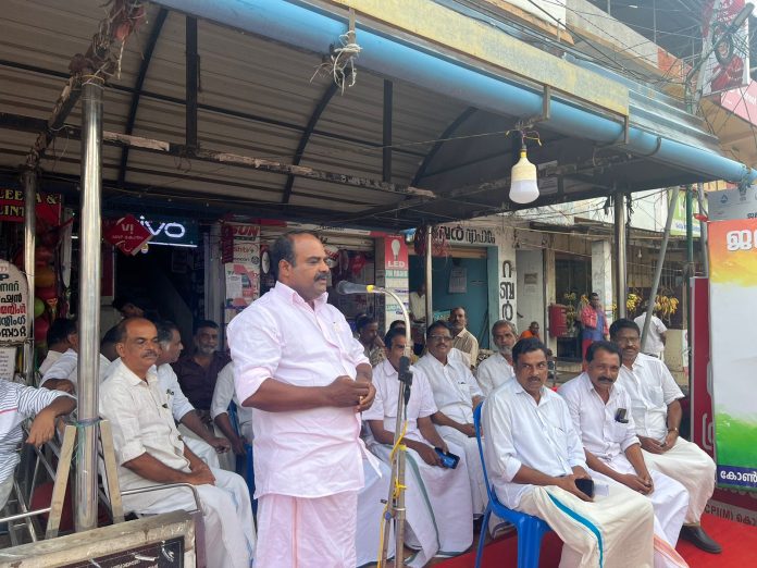 ഉമ്മൻ ചാണ്ടിയുടെ നിര്യാണത്തിൽ കോൺഗ്രസ് കൊടുമൺ – അങ്ങാടിക്കൽ മണ്ഡലം കമ്മറ്റിയുടെ നേതൃത്ത്വത്തിൽ അനുശോചന യോഗം നടത്തി ഉമ്മൻ ചാണ്ടിയുടെ നിര്യാണത്തിൽ കോൺഗ്രസ് കൊടുമൺ – അങ്ങാടിക്കൽ മണ്ഡലം കമ്മറ്റിയുടെ നേതൃത്ത്വത്തിൽ അനുശോചന യോഗം നടത്തി