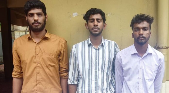 മാനന്തവാടിയില് പള്ളിയുടെ ഗ്രോട്ടോ തകര്ത്ത സംഭവം ; മൂന്ന് പേര് അറസ്റ്റില് മാനന്തവാടിയില് പള്ളിയുടെ ഗ്രോട്ടോ തകര്ത്ത സംഭവം ; മൂന്ന് പേര് അറസ്റ്റില്