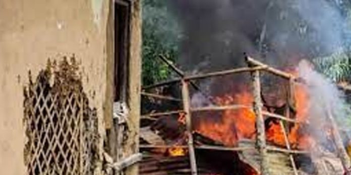 മണിപ്പൂരിൽ സ്വാതന്ത്ര്യ സമര സേനാനിയുടെ ഭാര്യയെ ജീവനോടെ ചുട്ടുകൊന്നു മണിപ്പൂരിൽ സ്വാതന്ത്ര്യ സമര സേനാനിയുടെ ഭാര്യയെ ജീവനോടെ ചുട്ടുകൊന്നു