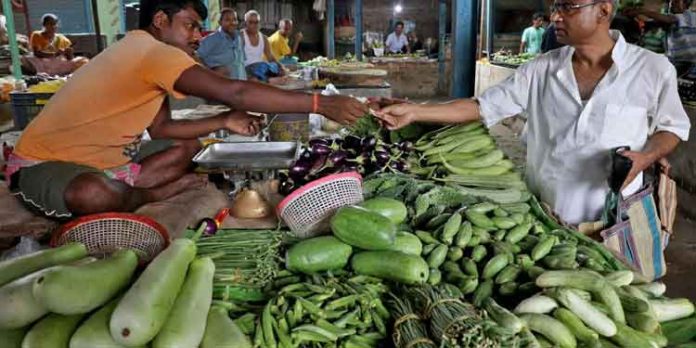 പച്ചക്കറിക്ക് തീ വില ; കയറ്റുമതി കുത്തനെ ഇടിഞ്ഞു പച്ചക്കറിക്ക് തീ വില ; കയറ്റുമതി കുത്തനെ ഇടിഞ്ഞു