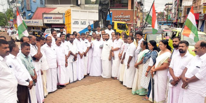 രാഹുല് ഗാന്ധിയെ ഇല്ലായ്മ ചെയ്ത് കോണ്ഗ്രസിനെ തകര്ക്കാമെന്നത് ദിവാസ്വപ്നം : പ്രൊഫ. സതീഷ് കൊച്ചുപറമ്പില് രാഹുല് ഗാന്ധിയെ ഇല്ലായ്മ ചെയ്ത് കോണ്ഗ്രസിനെ തകര്ക്കാമെന്നത് ദിവാസ്വപ്നം : പ്രൊഫ. സതീഷ് കൊച്ചുപറമ്പില്