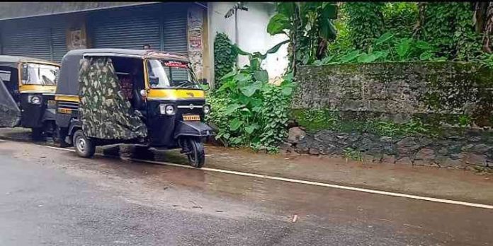 മൂഴിക്കൽ ജംഗ്ഷനിലെ വെള്ളകെട്ട് ; യാത്രക്കാരെയും ഓട്ടോതൊഴിലാളികളെയും ദുരിതത്തിലാക്കുന്നു മൂഴിക്കൽ ജംഗ്ഷനിലെ വെള്ളകെട്ട് ; യാത്രക്കാരെയും ഓട്ടോതൊഴിലാളികളെയും ദുരിതത്തിലാക്കുന്നു