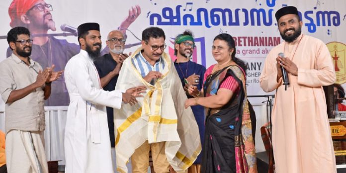ആറാം തവണയും മികച്ച ഗാന രചയിതാവിനുള്ള സമ്മാനം നേടിയ റഫീഖ് അഹമ്മദിനെ ആദരിച്ചു ആറാം തവണയും മികച്ച ഗാന രചയിതാവിനുള്ള സമ്മാനം നേടിയ റഫീഖ് അഹമ്മദിനെ ആദരിച്ചു