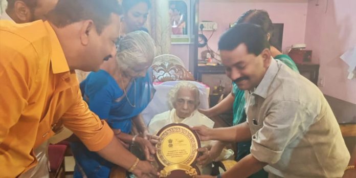 ആസാദി കാ അമൃത് മഹോത്സവം : സ്വാതന്ത്ര്യസമര സേനാനിയുടെ ഭാര്യയ്ക്ക് ആദരവ് ആസാദി കാ അമൃത് മഹോത്സവം : സ്വാതന്ത്ര്യസമര സേനാനിയുടെ ഭാര്യയ്ക്ക് ആദരവ്