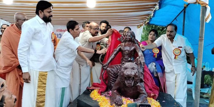 ചുട്ടിപ്പാറയിൽ സ്ഥാപിക്കുന്ന അയ്യപ്പ ശിൽപത്തിന്റെ മാതൃക പ്രകാശനം ചെയ്തു ചുട്ടിപ്പാറയിൽ സ്ഥാപിക്കുന്ന അയ്യപ്പ ശിൽപത്തിന്റെ മാതൃക പ്രകാശനം ചെയ്തു