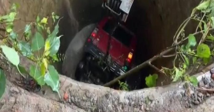 നിയന്ത്രണം നഷ്ടമായ കാര് കിണറിനുള്ളിലേക്ക് വീണു ; കുട്ടി ഉൾപ്പടെ ആറുപേര്ക്ക് ദാരുണാന്ത്യം നിയന്ത്രണം നഷ്ടമായ കാര് കിണറിനുള്ളിലേക്ക് വീണു ; കുട്ടി ഉൾപ്പടെ ആറുപേര്ക്ക് ദാരുണാന്ത്യം