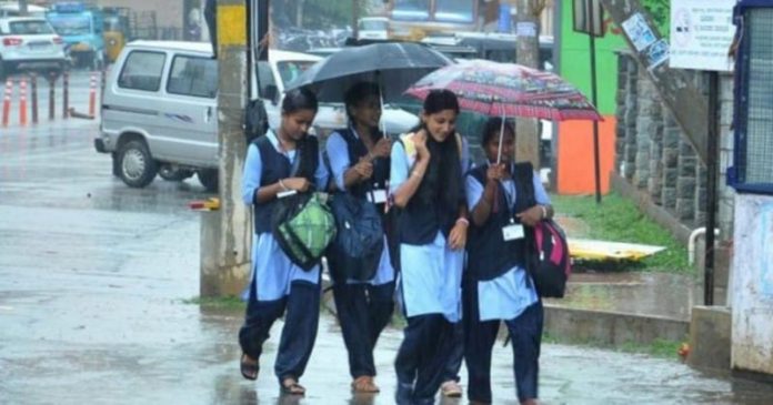 മഴക്കെടുതി ; സംസ്ഥാനത്ത് 3 താലൂക്കുകളിലെ വിദ്യാഭ്യാസ സ്ഥാപനങ്ങൾക്ക് ഇന്നും അവധി മഴക്കെടുതി ; സംസ്ഥാനത്ത് 3 താലൂക്കുകളിലെ വിദ്യാഭ്യാസ സ്ഥാപനങ്ങൾക്ക് ഇന്നും അവധി