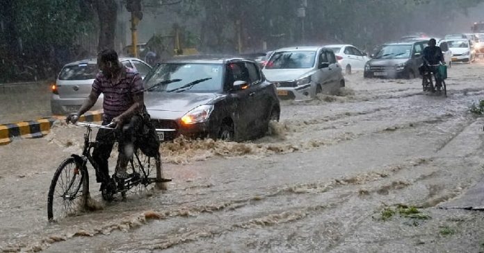 ഉത്തരേന്ത്യൻ സംസ്ഥാനങ്ങളിൽ പ്രളയം ; മരണസംഖ്യ 40 പിന്നിട്ടു , നദികളിലെ ജലനിരപ്പ് വീണ്ടും ഉയരാൻ സാധ്യത ഉത്തരേന്ത്യൻ സംസ്ഥാനങ്ങളിൽ പ്രളയം ; മരണസംഖ്യ 40 പിന്നിട്ടു , നദികളിലെ ജലനിരപ്പ് വീണ്ടും ഉയരാൻ സാധ്യത