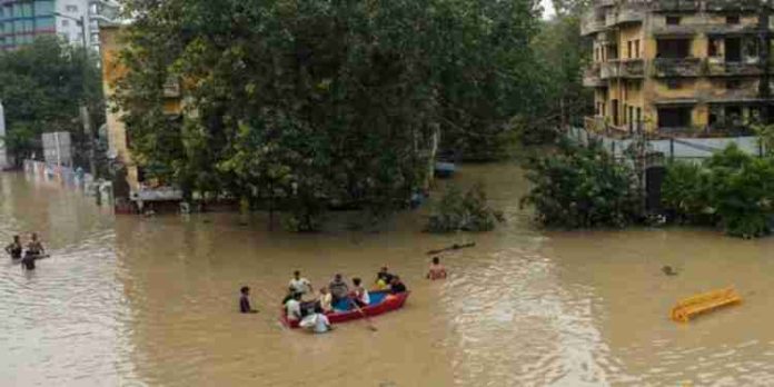 ഉൾവലിഞ്ഞ് യമുനയിലെ ജലം ; വെള്ളക്കെട്ടിൽ നിന്നും കരകയറാനാകാതെ ഡൽഹി നിവാസികൾ ഉൾവലിഞ്ഞ് യമുനയിലെ ജലം ; വെള്ളക്കെട്ടിൽ നിന്നും കരകയറാനാകാതെ ഡൽഹി നിവാസികൾ