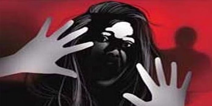 വായ്പ തിരിച്ചടവ് മുടങ്ങി ; അന്വേഷിക്കാനെത്തിയ ജീവനക്കാർക്ക് നേരെ മുളകുവെള്ളമൊഴിച്ച് വീട്ടമ്മ വായ്പ തിരിച്ചടവ് മുടങ്ങി ; അന്വേഷിക്കാനെത്തിയ ജീവനക്കാർക്ക് നേരെ മുളകുവെള്ളമൊഴിച്ച് വീട്ടമ്മ