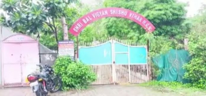പൊട്ടിട്ട് വന്ന വിദ്യാര്ത്ഥികളെ സ്കൂളില് കയറ്റിയില്ല ; പരാതി പൊട്ടിട്ട് വന്ന വിദ്യാര്ത്ഥികളെ സ്കൂളില് കയറ്റിയില്ല ; പരാതി