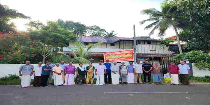 മാന്നാറിൽ ബെവ്കോ ഔട്ട്ലെറ്റ് തുടങ്ങുന്നതിനെതിരെ പ്രതിഷേധവുമായി നാട്ടുകാർ മാന്നാറിൽ ബെവ്കോ ഔട്ട്ലെറ്റ് തുടങ്ങുന്നതിനെതിരെ പ്രതിഷേധവുമായി നാട്ടുകാർ