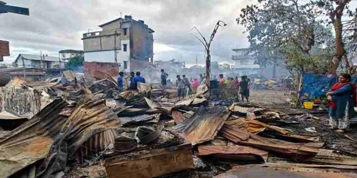 മണിപ്പൂരിൽ സംഘർഷം തുടരുന്നു; ഇംഫാൽ വെസ്റ്റിൽ 15 വീടുകൾക്ക് തീയിട്ടു മണിപ്പൂരിൽ സംഘർഷം തുടരുന്നു; ഇംഫാൽ വെസ്റ്റിൽ 15 വീടുകൾക്ക് തീയിട്ടു